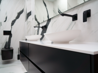 salle de bain moderne et design style marbre noir et blanc