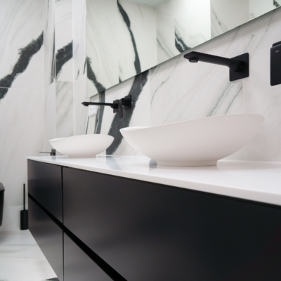 salle de bain moderne et design style marbre noir et blanc