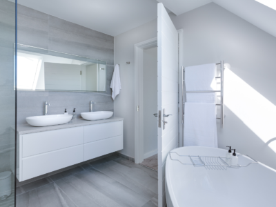 salle de bain moderne et design tout blanc