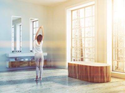 femme de dos étirement salle de bain